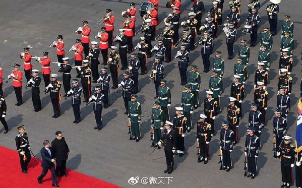 歷史時(shí)刻！金正恩跨過“三八線”與文在寅握手，還帶上了冷面！