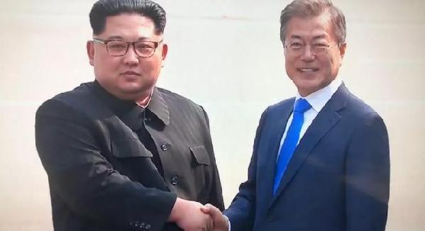 歷史時(shí)刻！金正恩跨過“三八線”與文在寅握手，還帶上了冷面！