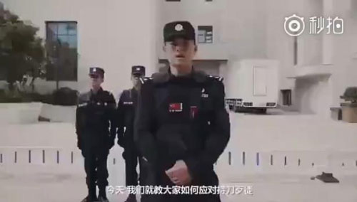 面對持刀歹徒，中國警察教的這個(gè)動(dòng)作火了！老外也紛紛點(diǎn)贊