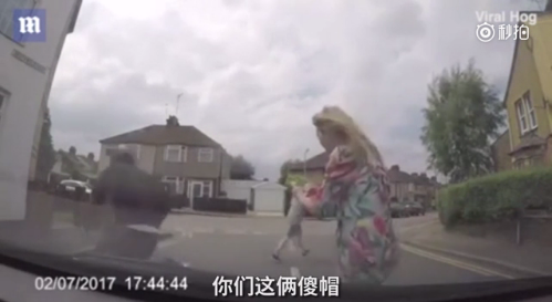 英國(guó)男子浮夸碰瓷未果！遭女車主嘲笑“傻帽”