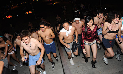 UCLA students run in undies <BR>美名校內衣奔跑賽(圖)