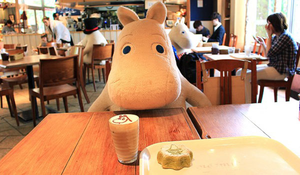玩偶飯友：東京“姆明咖啡屋”走紅網絡