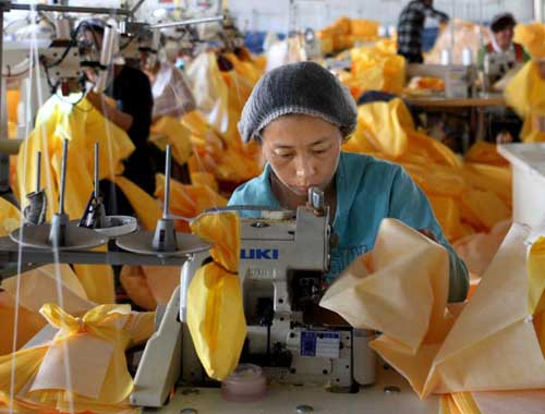 中國工廠加班加點生產(chǎn)埃博拉防護(hù)服