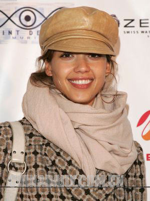 Jessica Alba's hat charm