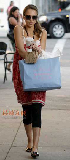 New style: Celebs toting coffee cup