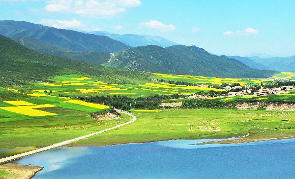 Tourists arrive in Qinghai as summer holiday season starts