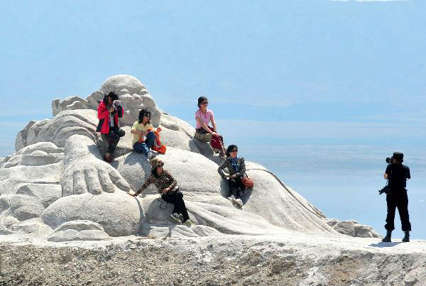 Tourists arrive in Qinghai as summer holiday season starts