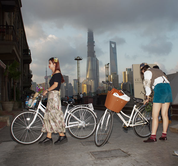Participants of the first Shanghai Vintage Ride dress up the century-old Shiliupu Dock like a film set of the 1920s. Photo by Gao Erqiang / China Daily Reliving bicycle kingdom