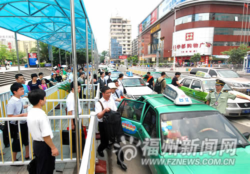 火車站站前廣場(chǎng)的士專用道投用　營(yíng)運(yùn)秩序大改觀
