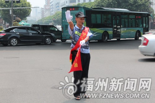 “最專業”協管員感動榕城　網友稱“勝過交警”