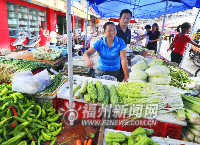 城管上街勸導(dǎo)頗有效　流動攤點(diǎn)入駐全日市新攤位