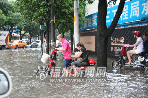 榕20日再遭暴雨襲擊　多路段積水各部門積極應(yīng)對(duì)