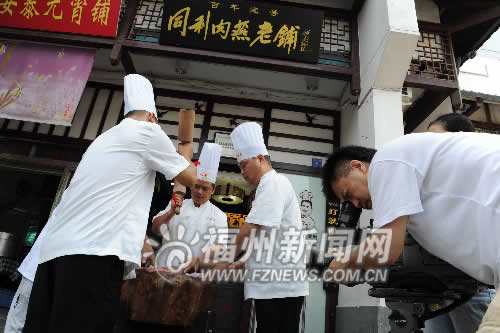 央視《走遍中國》駕機(jī)開拍福州小吃