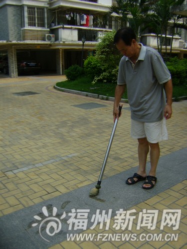 康城小區有個“地書達人”　用棍在地上揮毫潑墨