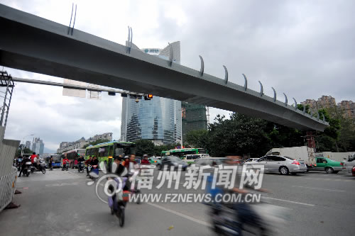 白馬河工業路天橋完成主橋搭設　全橋下月可建成