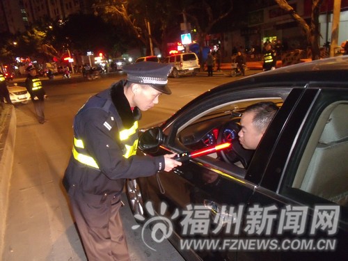 警方測(cè)酒駕用上新測(cè)試儀 1秒內(nèi)就能作出初步判斷