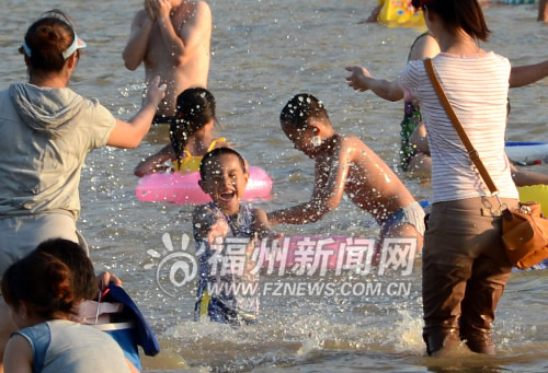西河變身景觀游泳場　每天可接待近萬泳客