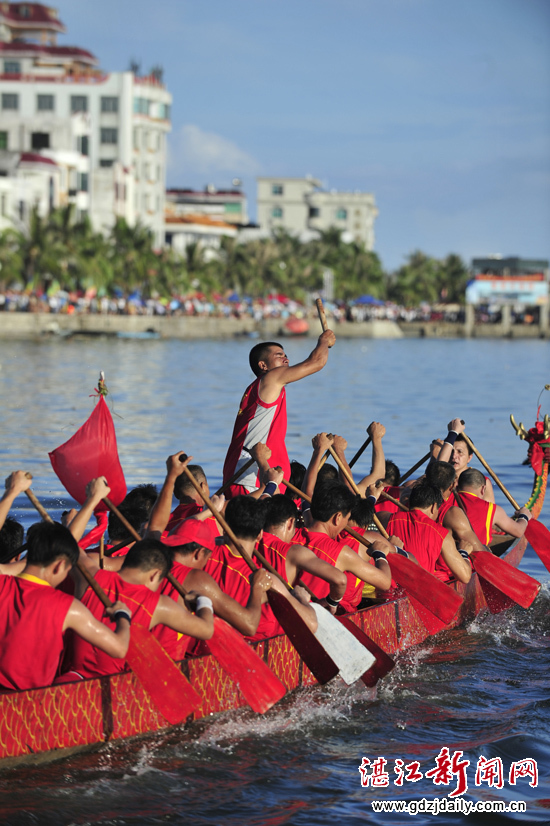 Dragon boat races held to celebrate Duanwu Festival