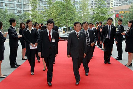 Somsavat Lengsavad visits CGGC International