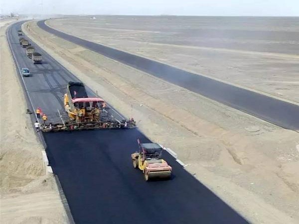World’s longest desert highway paved across Inner Mongolia
