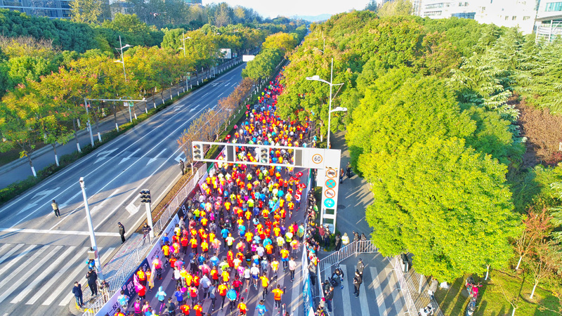 Runners brave winter chill at Lihu Lake Half Marathon