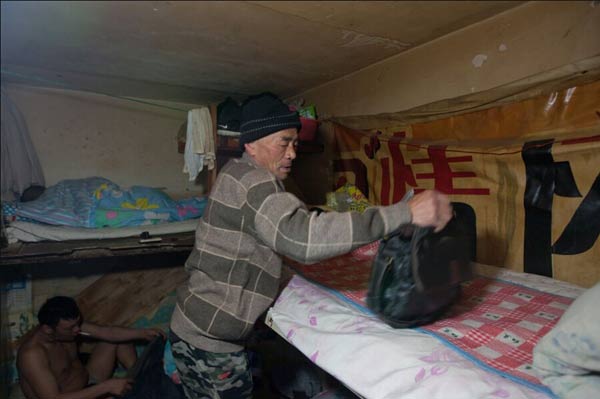 NE China's junkman practices hand-writing daily