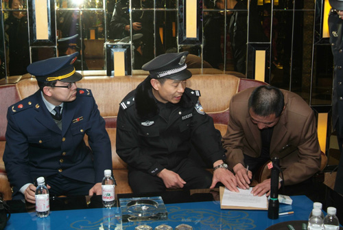 青島市公安局等部門對公共娛樂場所進行公開檢查