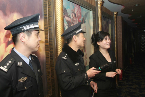 青島市公安局等部門對公共娛樂場所進行公開檢查