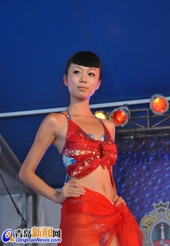 青島啤酒城主題館盛裝開放 美少女蒙紗秀身姿