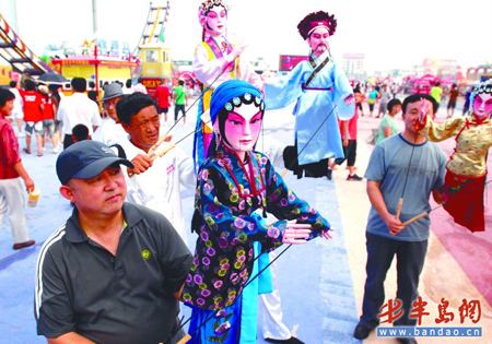 萬人參加啤酒節藝術巡游 清末木偶戲技驚游客