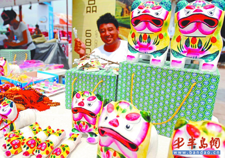 萬人參加啤酒節藝術巡游 清末木偶戲技驚游客