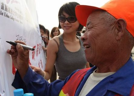 美女帆船寶貝青島宣傳環(huán)保