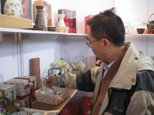 香港時尚購物展?jié)匣鸨M行中