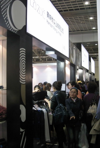 香港時尚購物展?jié)匣鸨M行中