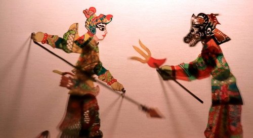 泰山皮影：一個(gè)人演活一場(chǎng)戲