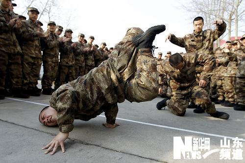 山東濟(jì)南：新兵樂(lè)享軍營(yíng)文化生活