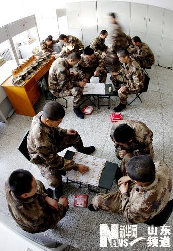 山東濟(jì)南：新兵樂(lè)享軍營(yíng)文化生活