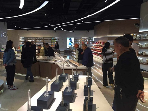 Shanghai Tower now one of hottest scenic spots in Lujiazui