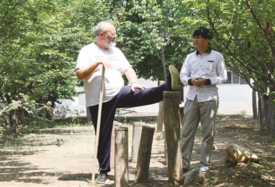 Foreigners flock to Mount Tai to learn martial arts