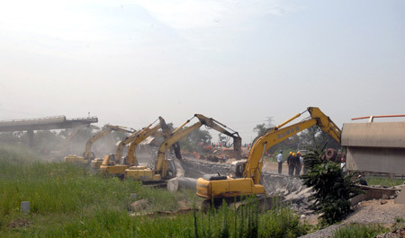 Expressway ramp bridge collapse kills 6, injures 4