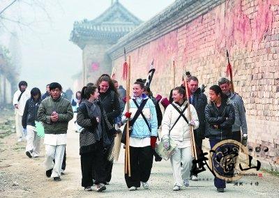 Foreign twin sisters learn Wudang kung fu