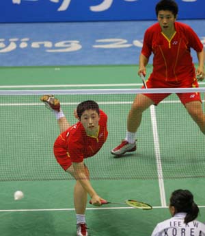 Yu Yang (front)/Du Jing of China compete against Lee Kyungwon/Lee Hyojung of South Korea during women's doubles gold medal match of the Beijing 2008 Olympic Games badminton event in Beijing, China, Aug. 15, 2008. Yu Yang/Du Jing beat Lee Kyungwon/Lee Hyojung 2-0 and claimed the gold. (Xinhua/Zhang Chen)