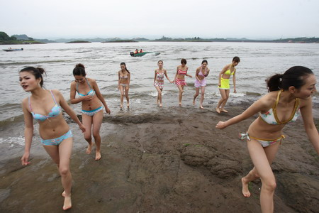 Models pose for 'nude photography week'