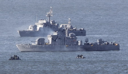 Search for missing ROK sailors continues, relatives weep