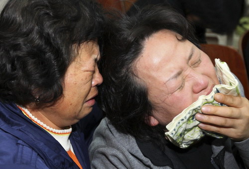 Search for missing ROK sailors continues, relatives grieve