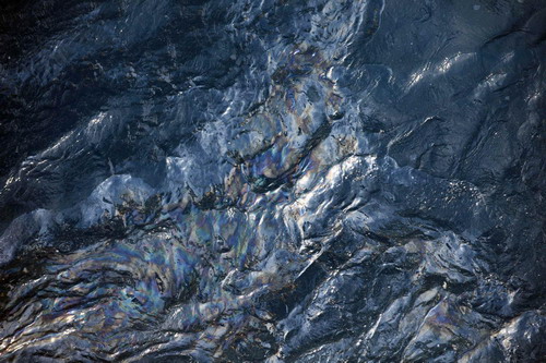 US shields coastline with oil containment boom