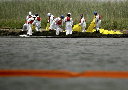 US shields coastline with oil containment boom