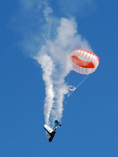 Airplane loses wing during air show