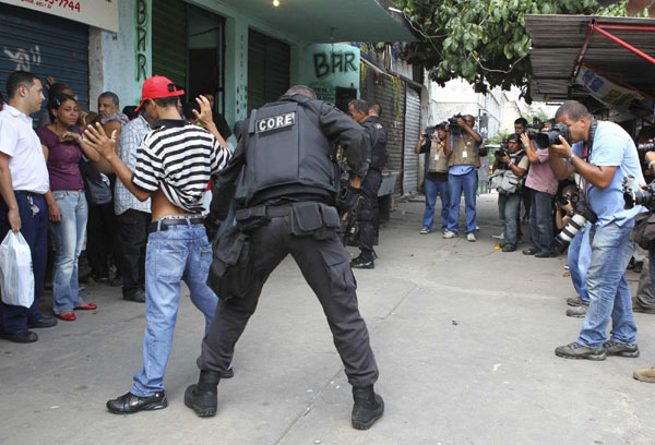 Rio cops use armor to raid slum where gang based