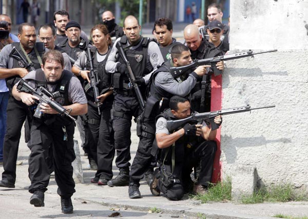 Rio cops use armor to raid slum where gang based